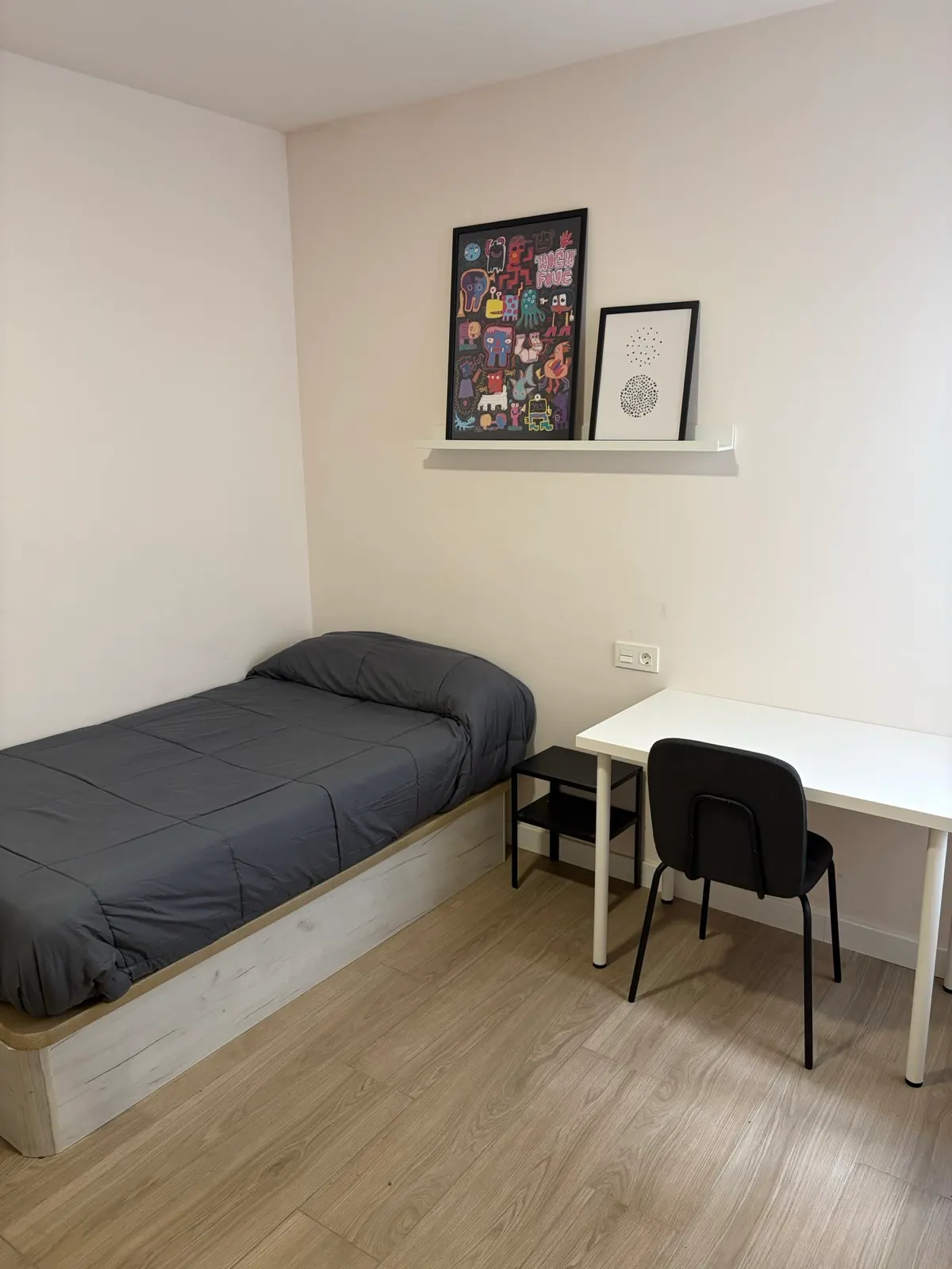 Habitación Canalejas de Greenhome Lepanto, con cama individual y escritorio