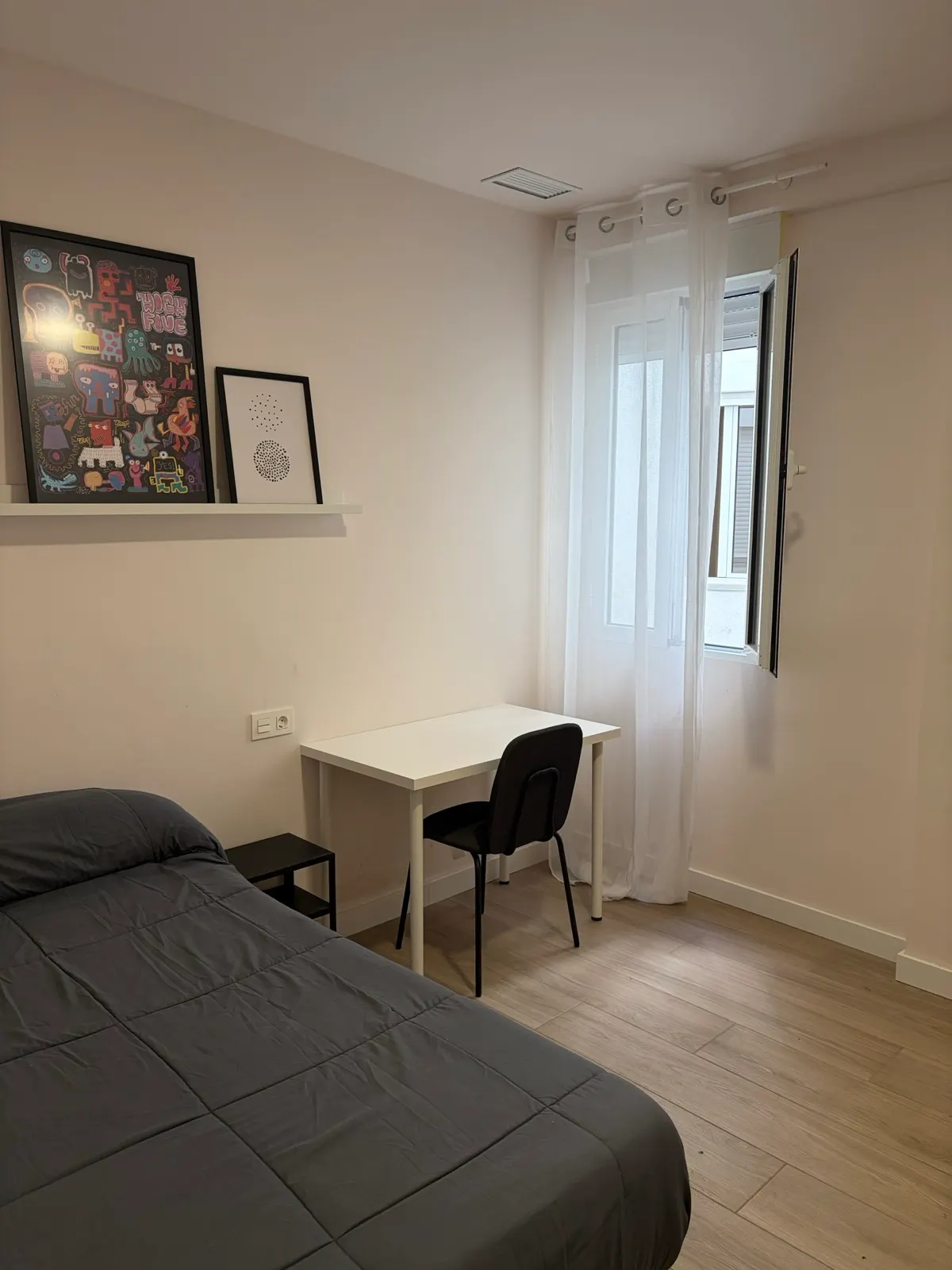 Habitación Canalejas (Greenhome Lepanto): escritorio ventana