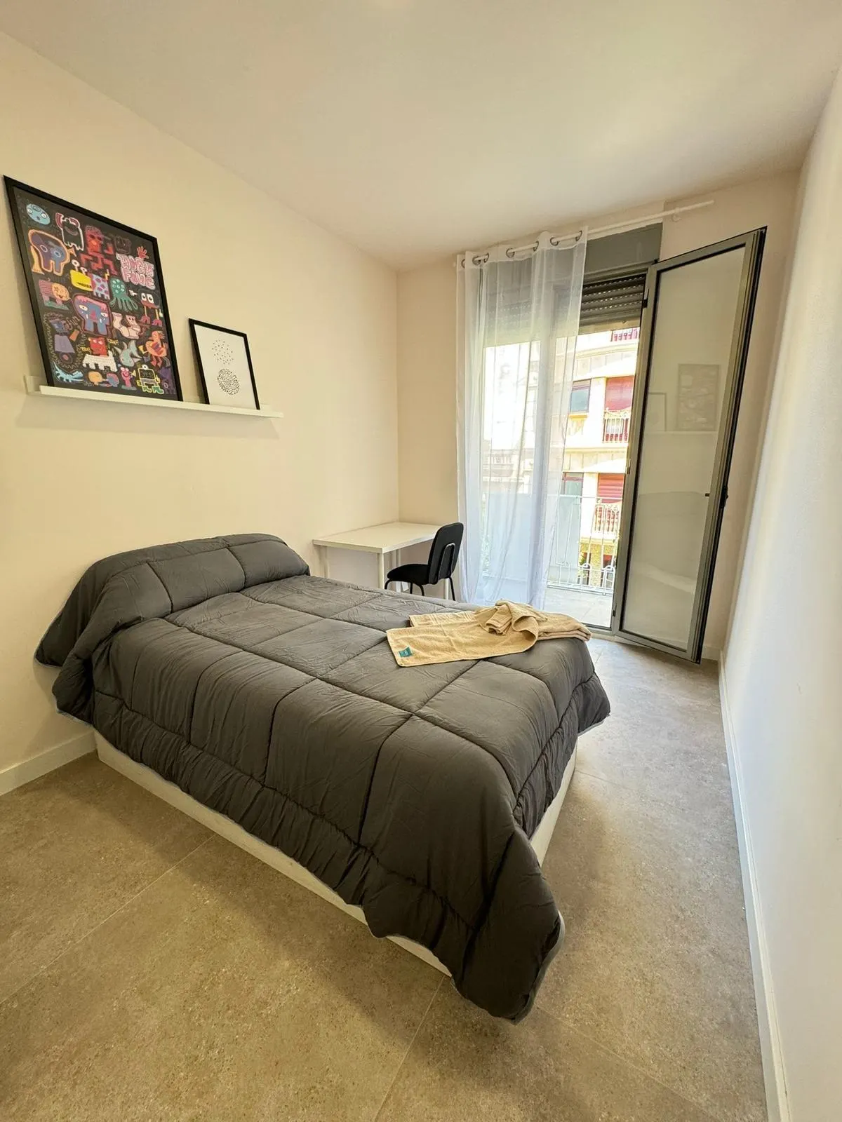 Habitación de Greenhome Lepanto con cama doble, balcón y mucha luz natural